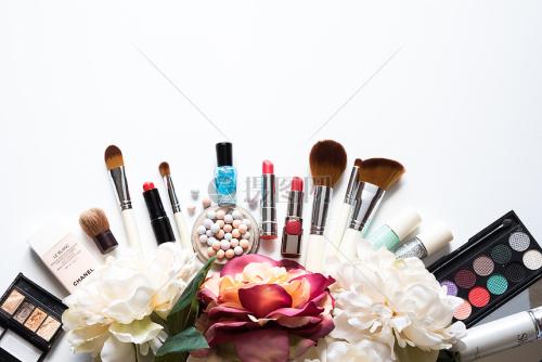 美麗無(wú)需等待 精妝聯(lián)華美妝 帶你前往美麗的領(lǐng)域